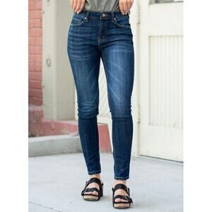 KanCan stretch mid rise skinny jeans minor distressing 11/29